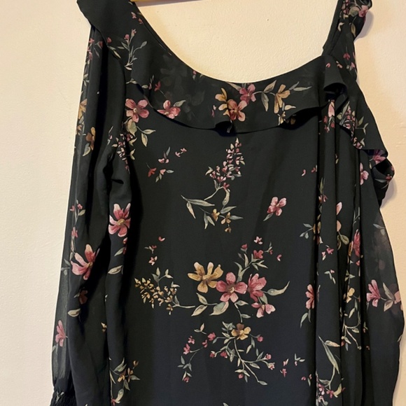 Reitmans off shoulder top - Picture 2 of 3